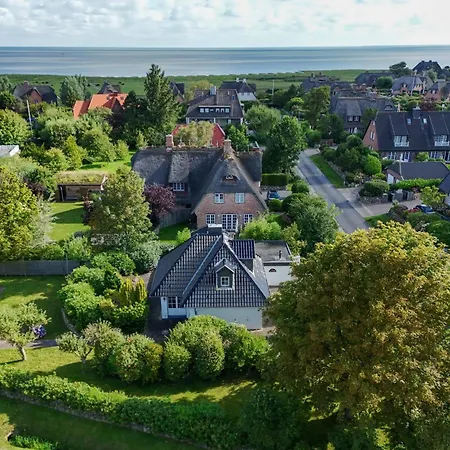Watthüs Mit Kamin Und Traumhaftem Garten Ferienhaus